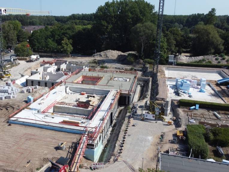 Die Baustelle eines Schwimmbads.